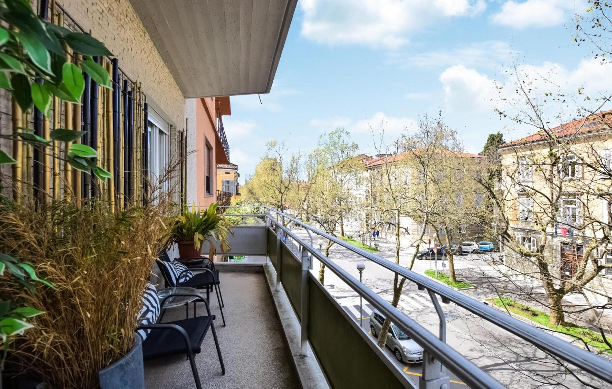 2 Bedroom Cozy Apartment In Gorizia Buitenkant foto